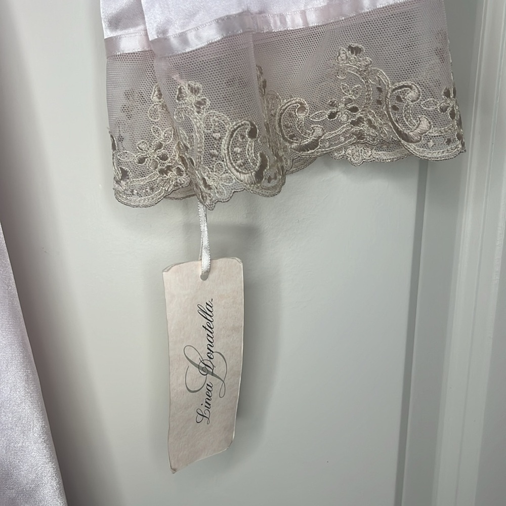 Linea Donatella robe NWT women’s size small/medium with beautiful lace details - Picture 2 of 10